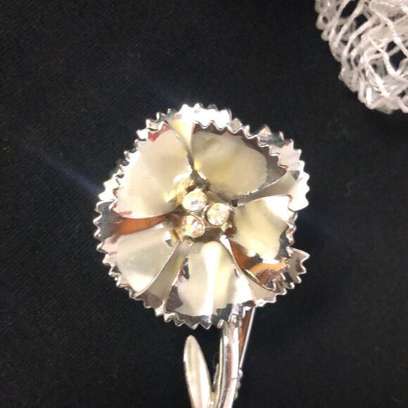 Vintage Silver Tone with Matte Color Three Rhinestones Carnation Brooch - Picture 3 of 9